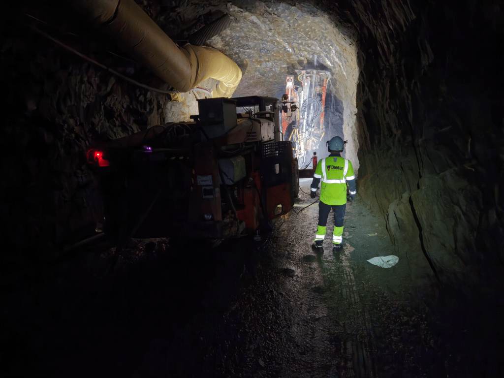 The Doofor DFR8 heavy-duty rock drill being used in tunneling.