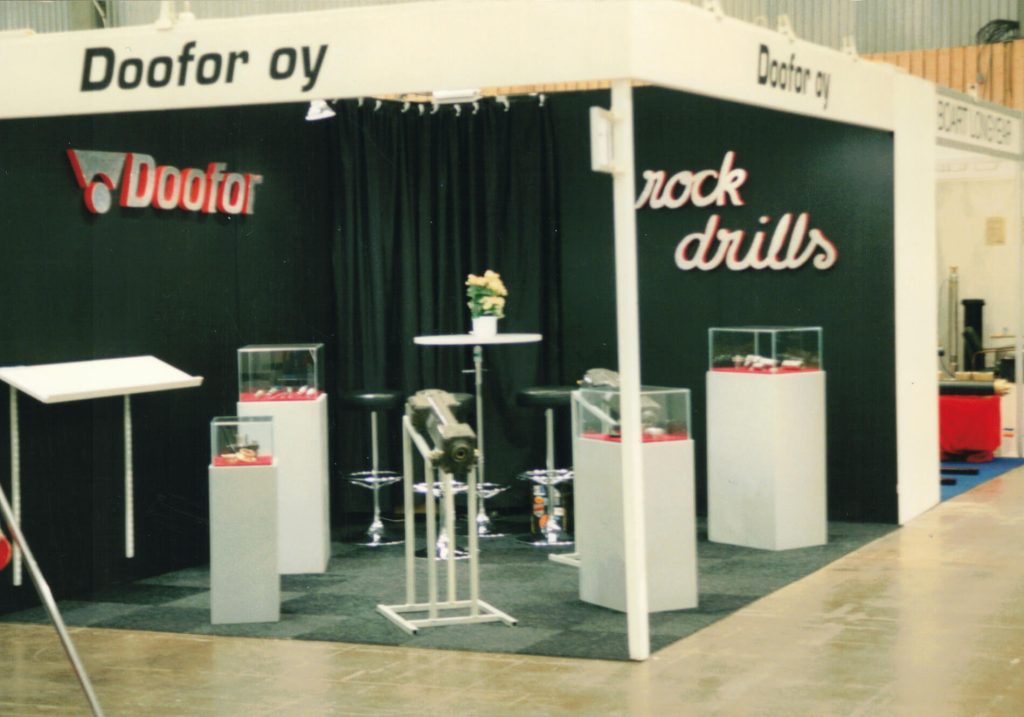 One of Doofor’s earliest B2B trade fair stands at the Stone Tec exhibition in 1994, representing the company’s early presence in the international drilling industry.
- kuvateksti: One of the first B2B trade fairs for Doofor was the 1994 Stone Tec in Nuremberg, Germany.